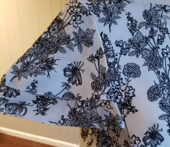 Short sleeved Black and white flowered top - Picture 2 of 6